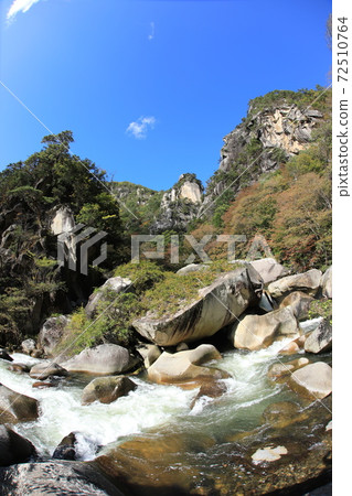 昇仙峽的壯麗岩石在陽光明媚的一天 72510764