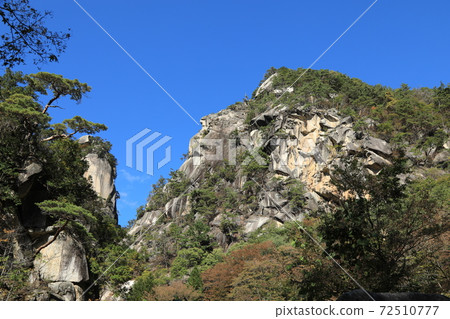 The magnificent rocks of Shosenkyo on a sunny day 72510777