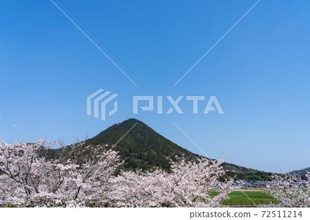 春天Mikamiyama和藍天復制空間 72511214