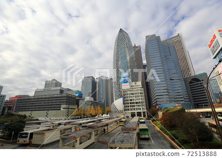 Tokyo walk west exit of Shinjuku station in autumn 72513888