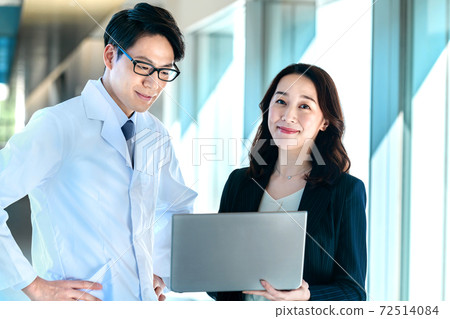 一套西裝的女MR與一名醫生在醫院的白色長袍會議 72514084