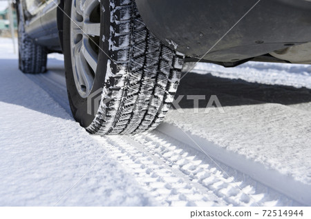Studless tires on snow 72514944