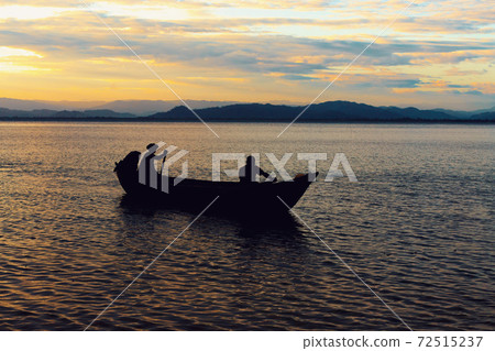 Idyllic sunset over indian ocean, Madagascar 72515237