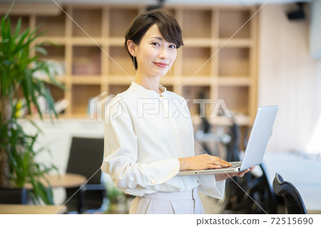 Female employee Business woman Female employee Business woman 72515690