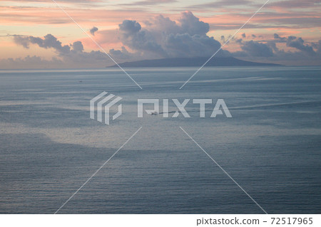 伊豆大島在清晨的陽光中沐浴 伊豆大島在清晨的陽光中沐浴 72517965