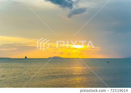 Amazing sunset view on South China sea at Sanya, Hainan, China Amazing sunset view on South China sea at Sanya, Hainan, China 72519014