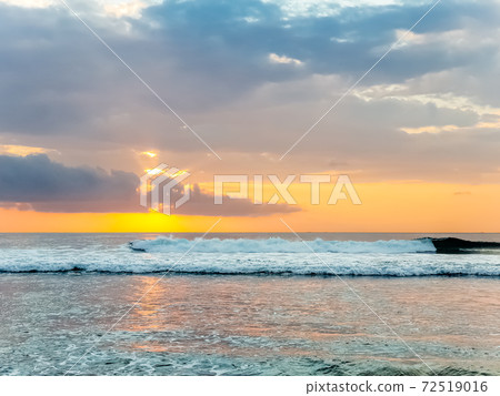 Amazing sunset view on Indian ocean at Bali, Indonesia 72519016