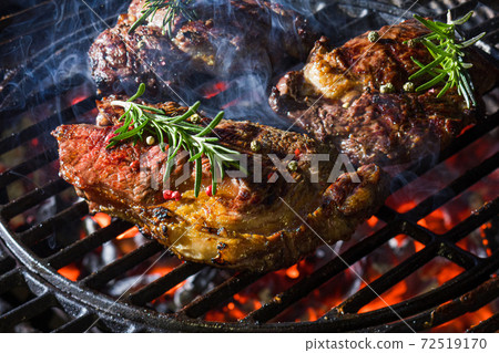 Grilled meat is ready to be eaten Grilled meat is ready to be eaten 72519170