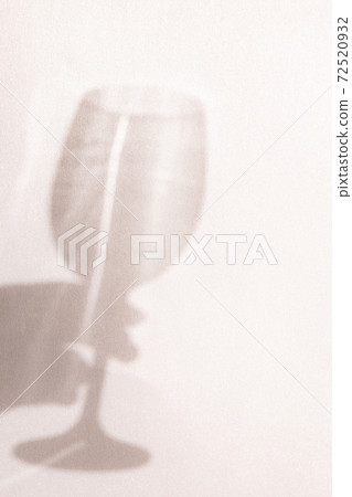 手裡拿著酒杯的影子 72520932
