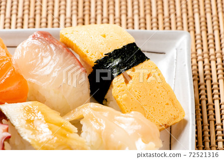 什錦壽司，主要是雞蛋壽司。 72521316