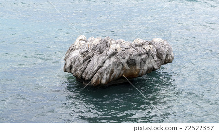 Rock in the water Rock in the water 72522337