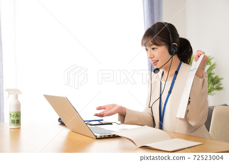 一個從事在線銷售的女人 72523004