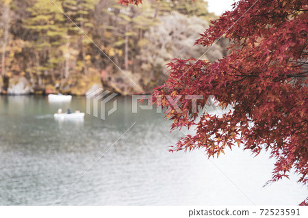 Autumn leaves and boats (Fukushima Prefecture Urabandai Five Colored Lakes) Autumn leaves and boats (Fukushima Prefecture Urabandai Five Colored Lakes) 72523591