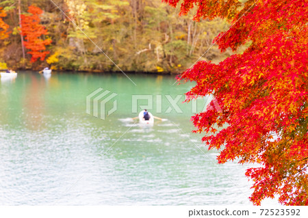 Autumn leaves and boats (Fukushima Prefecture Urabandai Five Colored Lakes) Autumn leaves and boats (Fukushima Prefecture Urabandai Five Colored Lakes) 72523592