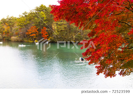 Autumn leaves and boats (Fukushima Prefecture Urabandai Five Colored Lakes) Autumn leaves and boats (Fukushima Prefecture Urabandai Five Colored Lakes) 72523599