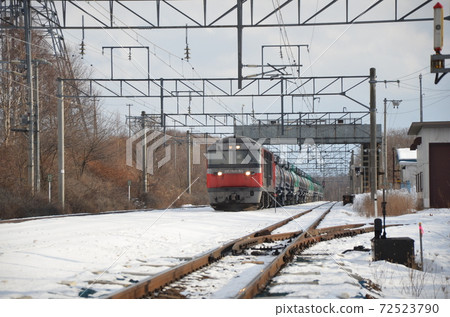 A freight train waiting for the limited express train to pass at Bibi Station before it becomes a signal box 72523790