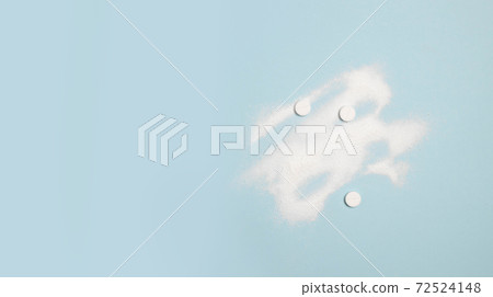 White pills on a light blue pastel table. Drug pattern. Healthy lifestyle concept. Minimal flat lay 72524148