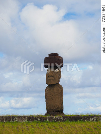 <復活節島>戴著眼睛和紅色帽子的阿胡塔海摩艾雕像(2月) <復活節島>戴著眼睛和紅色帽子的阿胡塔海摩艾雕像(2月) 72524642