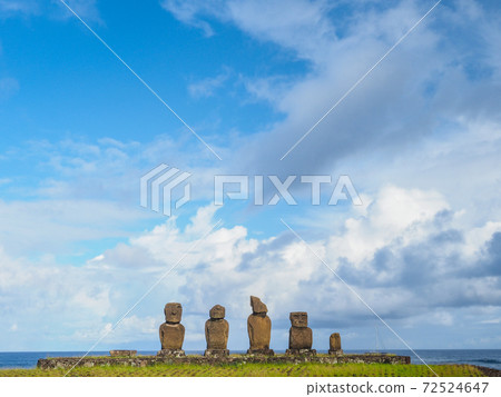 <Easter Island> Ahu Tahai Moai statue next to (February) <Easter Island> Ahu Tahai Moai statue next to (February) 72524647