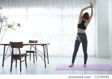 伸展運動瑜伽訓練鍛煉靈活的年輕女性 72526095
