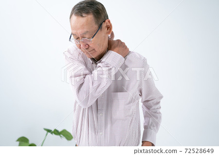 肩膀僵硬的老人前面 72528649
