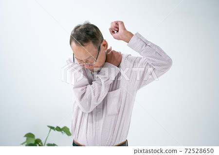 肩膀僵硬的老人前面 72528650