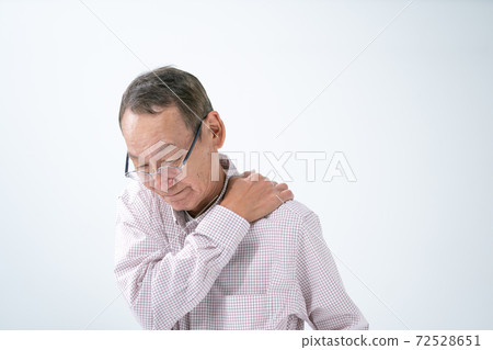肩膀僵硬的老人前面 72528651
