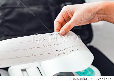 Examination of the patient's cardiac diagnosis, cardiogram, examination of human cardiovascular diseases, cardiograph and laboratory assistant. Examination of the patient's cardiac diagnosis, cardiogram, examination of human cardiovascular diseases, cardiograph and laboratory assistant. 72531627