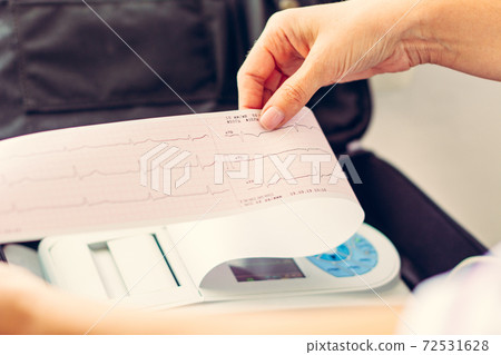 Examination of the patient's cardiac diagnosis, cardiogram, examination of human cardiovascular diseases, cardiograph and laboratory assistant. Examination of the patient's cardiac diagnosis, cardiogram, examination of human cardiovascular diseases, cardiograph and laboratory assistant. 72531628