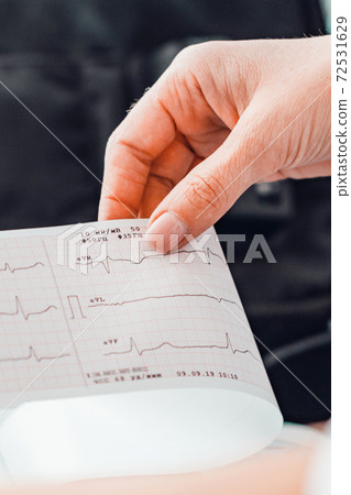 Examination of the patient's cardiac diagnosis, cardiogram, examination of human cardiovascular diseases, cardiograph and laboratory assistant. Examination of the patient's cardiac diagnosis, cardiogram, examination of human cardiovascular diseases, cardiograph and laboratory assistant. 72531629