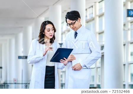 男人和女人在醫院開會的白袍的醫學形象 男人和女人在醫院開會的白袍的醫學形象 72532466