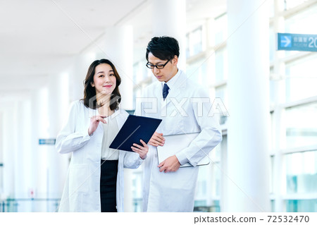 男人和女人在醫院開會的白袍的醫學形象 男人和女人在醫院開會的白袍的醫學形象 72532470