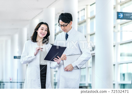 Medical image of men and women in lab coats meeting at the hospital Medical image of men and women in lab coats meeting at the hospital 72532471