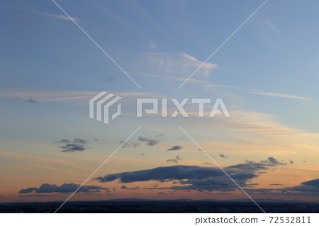 Autumn dusk sky (background material) 72532811