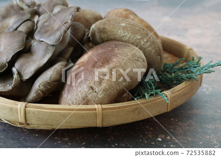 Pleurotus ostreatus and shiitake mushrooms in a bamboo basket Pleurotus ostreatus and shiitake mushrooms in a bamboo basket 72535882