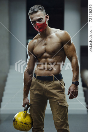 Caucasian man exercising in gym wearing a mask 72536286