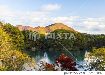 Autumn Bishamonnuma (Fukushima Prefecture Urabandai Five Colored Lakes) Autumn Bishamonnuma (Fukushima Prefecture Urabandai Five Colored Lakes) 72537092