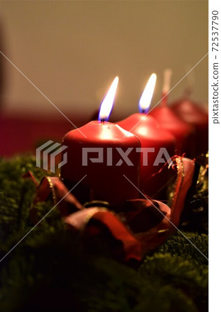 close up of an Advent arrangement with 2 burning candles 72537790