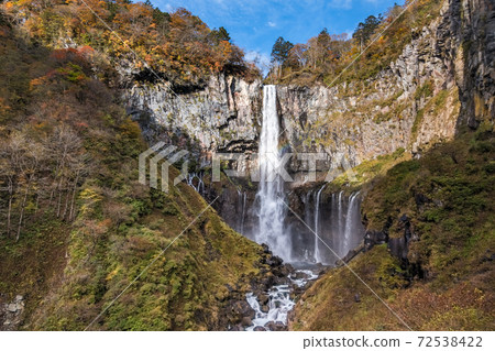 [Autumn leaves of Kegon Falls and a subtle rainbow] 72538422
