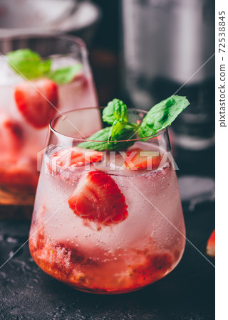 Cocktails with strawberry, gin and tonic Cocktails with strawberry, gin and tonic 72538845