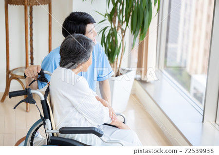 護理圖像高級婦女和照顧者的肖像 護理圖像高級婦女和照顧者的肖像 72539938