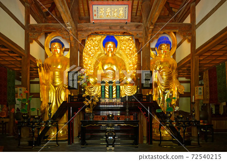 Buddha statue in the Buddhist temple, Shofukuji Temple 72540215