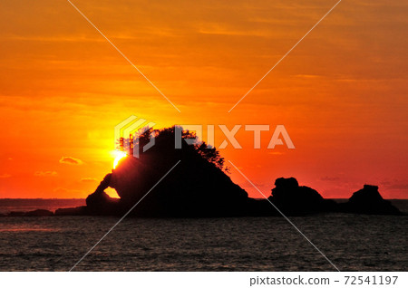 Sunrise over Taijima Island in Kozaura [Kushimoto Town, Wakayama Prefecture] 72541197