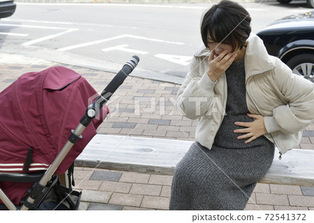 孕婦婦女わ在戶外患早孕病的人 孕婦婦女わ在戶外患早孕病的人 72541372