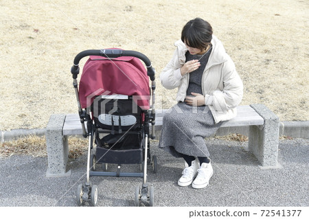 孕婦婦女わ在戶外患早孕病的人 72541377