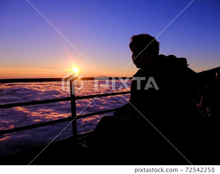 一個人在富士山第八站看日出 一個人在富士山第八站看日出 72542258