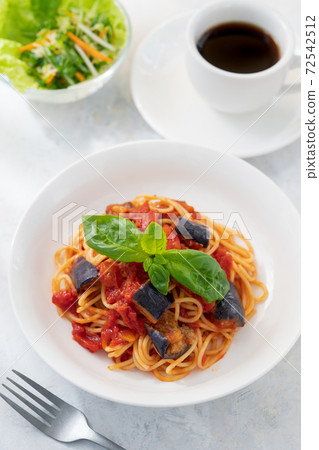 茄子和番茄意大利面 72542512