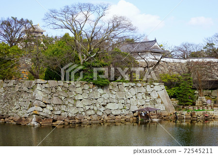 Stone wall and building seen from outside the moat / Okayama Castle (Okayama Prefecture) 72545211