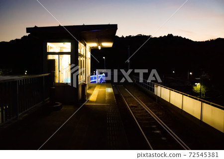 淺草海岸幹線(淺裡線)浦浦站(夜間) 淺草海岸幹線(淺裡線)浦浦站(夜間) 72545381