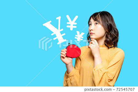 一個女人帶著錢包 72545707